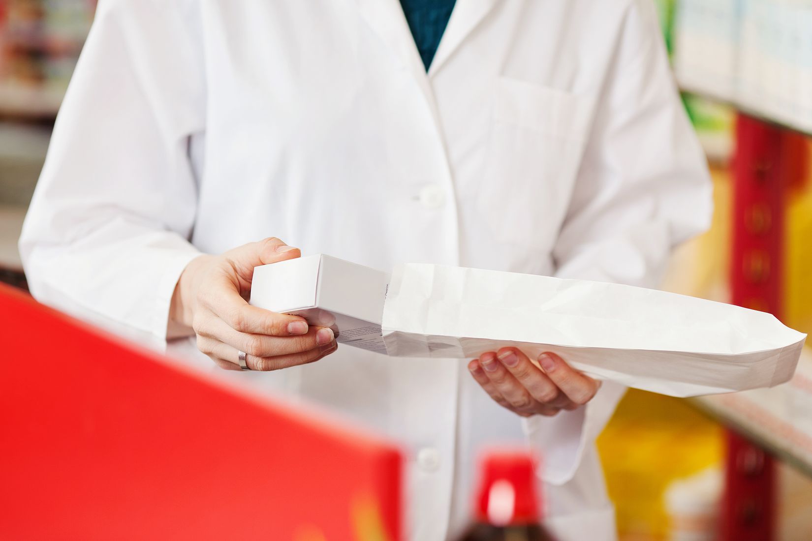 Botendienst der Brücken Apotheke bringt Medikamente nach Hause