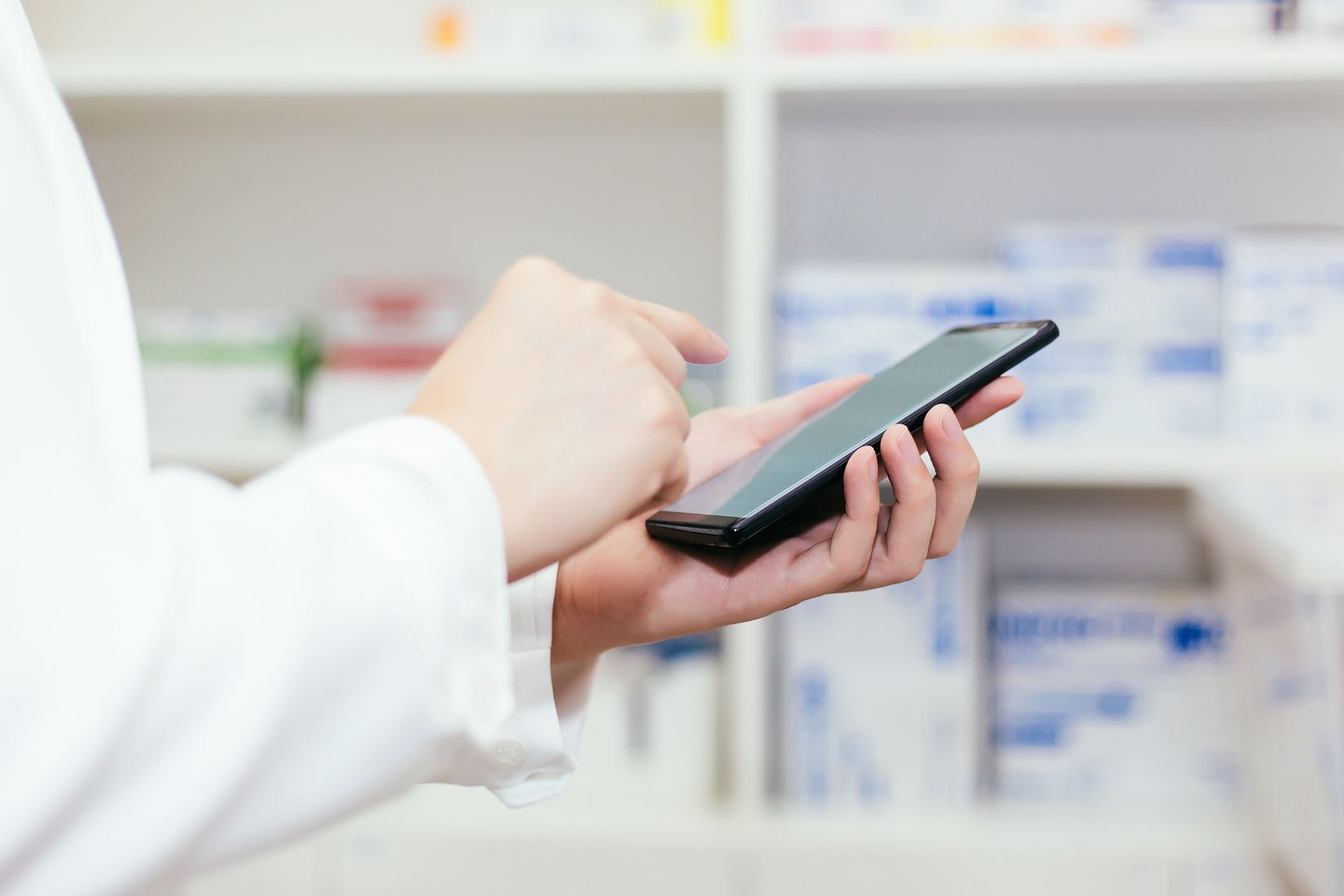 E-Rezept-Karte wird in der Apotheke eingelesen