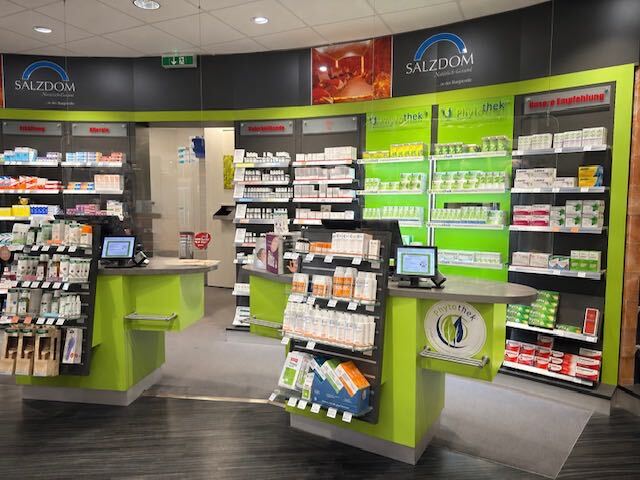 Verkaufsraum der Brücken Apotheke mit Beratungsbereich